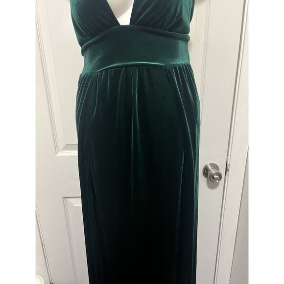 Windsor Woman’s Medium Green Plung Neck Velvet Maxi Dress Criss Cross Open Back - Picture 6 of 13